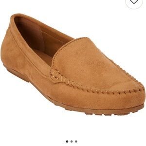 Comfortview The Milena moccasin slip-on flats in a tan faux suede, size 8.5 Wide